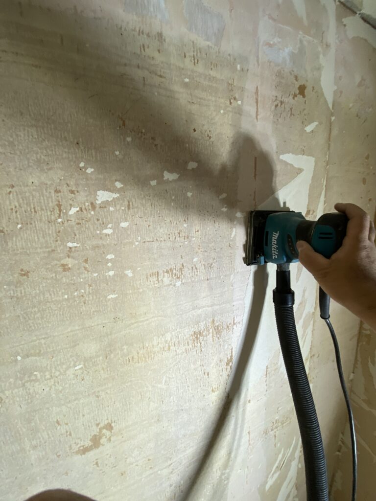 下地を工具を使って平にする