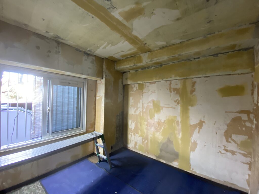 下地処理が終わったところ。黄色いところがパテ処理(平になっている)