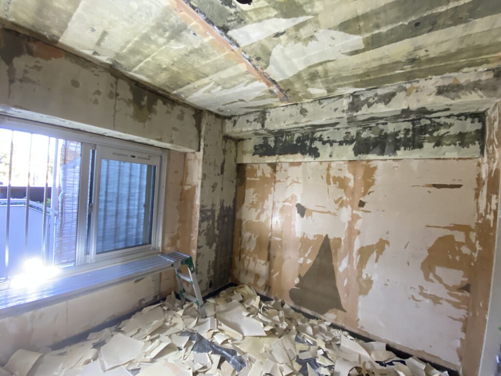 既存の壁紙が剥がし終わる