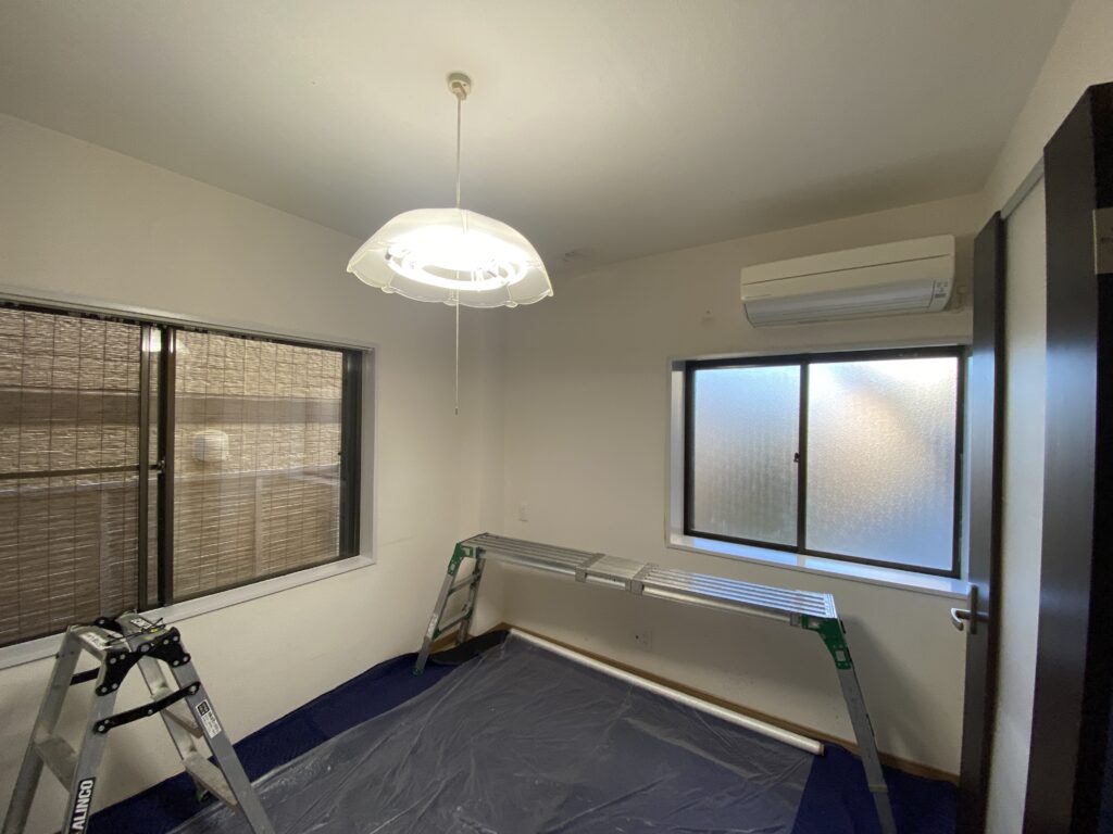 洋室の作業前。床の養生。