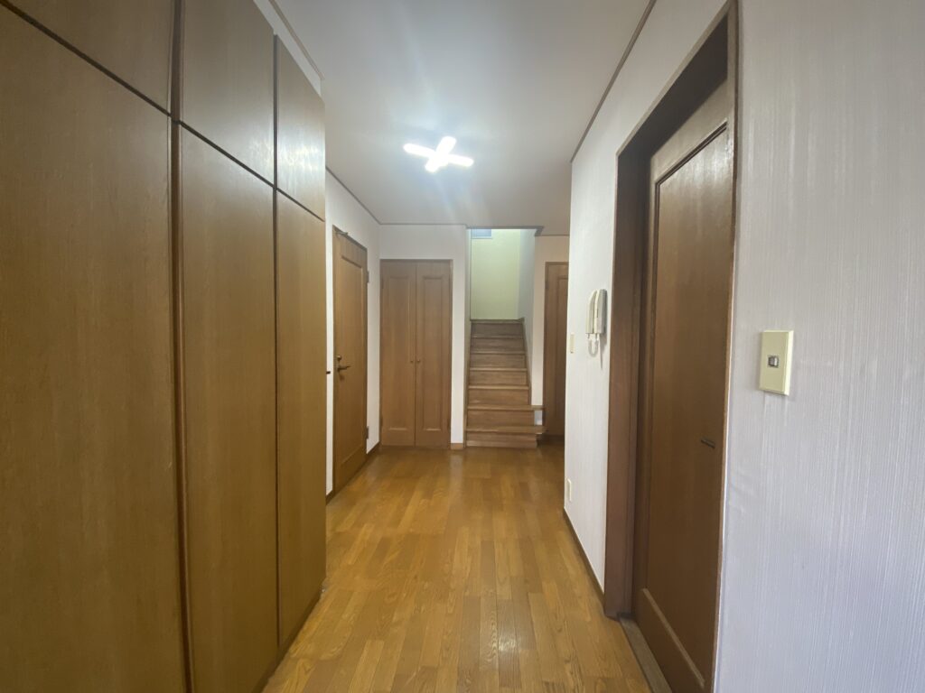 玄関壁紙施工後