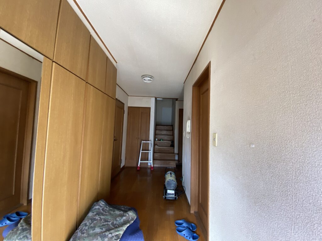 玄関壁紙張替施工前